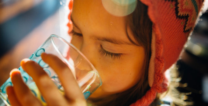 Lindra förkylning hos barn med receptfri medicin och mycket vätska.
