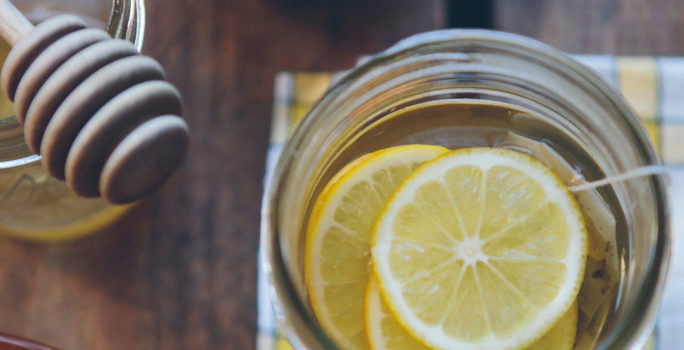 Lindra förkylning med receptfri medicin och ta hjälp av en mild huskur som varmt te med citron och honung.
