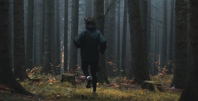 Man springer i skogen trots förkylning och feber vilket kan ge hjärtmuskelinflammation.