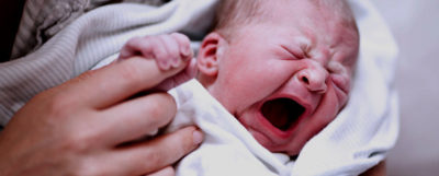 Nyfödd med RS-virus infektion skriker i kvinnas famn